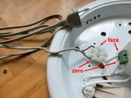 Lampa led z czujnikiem ruchu nie świeci. Widoczne przewody fazy i zera podłączone do złączki.