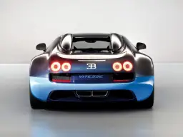 Tylna część Bugatti Vitesse w kolorze niebiesko-czarnym, z zapalonymi światłami.