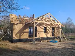 Budowa domu z drewna w stanie surowym. Zastanawiasz się, ile kosztuje drewniany dom? Tu widać postęp prac.