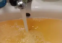 Brudna woda z kranu? Dowiedz się, gdzie zgłosić problem z jakością wody