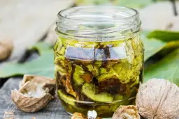 Nalewka orzechowa: na co pomaga? Zastosowanie i dawkowanie