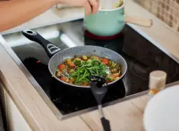 Ile prądu zużywa indukcja? Niskie koszty i darmowe gotowanie z PV.