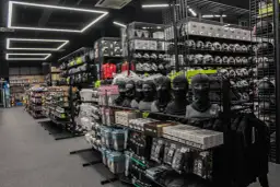 Lato na moto: Jaka kominiarka chłodzi, a nie grzeje?