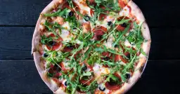 Pizza z gruszką i serem pleśniowym – wyjątkowy smak na każdą okazję