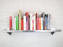 Jak ułożyć książki na regale, by uniknąć bałaganu i zyskać styl?