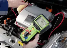 Ile prądu pobiera samochód na postoju? Sprawdź, jak uniknąć problemów z akumulatorem