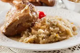 Z czym jeść kapustę kiszoną, aby wydobyć jej najlepszy smak?