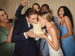 Ślub cywilny zimą: jak ubrać się stylowo i ciepło? Porady ekspertki