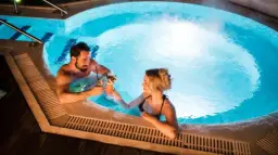 Co zabrać do hotelu z basenem, aby uniknąć nieprzyjemności i cieszyć się wypoczynkiem