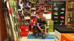 Jak zakładać spodnie narciarskie na buty, by uniknąć zimna i wilgoci