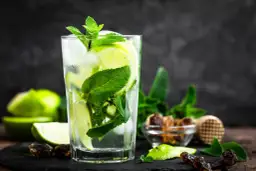 Ile kosztuje drink mojito? Ceny w barach i sklepach w Polsce