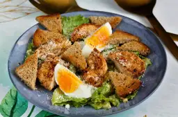 Sałatka Cezar z kurczakiem, jajkiem i grzankami. Idealny przepis na salatke cezar, który zachwyci każdego.