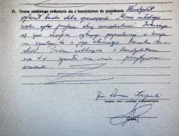 Ocena kandydata: "wybitnie bardzo dobre", "Mimo młodego wieku, szybko przejawia dużą samodzielność". Kto składa oświadczenie lustracyjne? Funkcjonariusz Roman Karpiński.