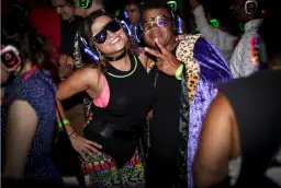 Impreza w stylu lat 90.? Pomysły na dekoracje, które porwą gości!