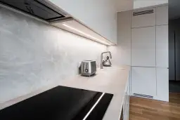 Jakie oświetlenie podszafkowe do kuchni wybrać, aby zaoszczędzić?