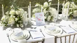 Jak udekorować stół na chrzciny: eleganckie pomysły i inspiracje