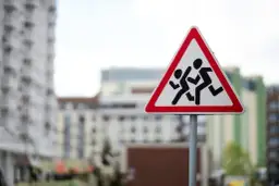 Znak uwaga dzieci: co musisz wiedzieć jako kierowca