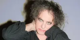 Robert Smith z The Cure, z charakterystyczną fryzurą i makijażem, zapowiada nowa płyta.