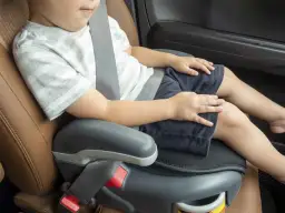Kiedy dziecko może jechać z przodu? Wzrost, fotelik, airbag!