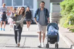 Para spacerowa: kobieta z dzieckiem na rękach i mężczyzna pchający wózek. Czy Fabiański ma dzieci? Tak, wygląda na to, że tak.