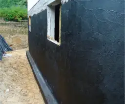 Czym wykończyć fundament domu, aby uniknąć problemów z wilgocią?