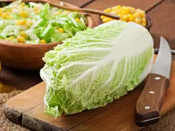 Jaki sos do surówki z kapusty pekińskiej, aby zachwycić smakiem?