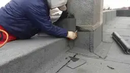 Jak obrobić komin papą, aby uniknąć kosztownych przecieków?