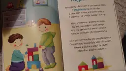 Dwaj chłopcy budują z klocków. Jeden ma zły humorek, ale przyjaciel go pociesza. Wiersz o przyjaźni.