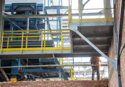 Monter konstrukcji stalowych: Ile zarobisz? Jak nim zostać?