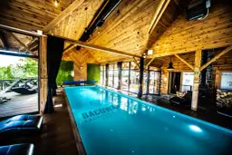 Bacówki nad Jeziorem Goszcza: Luksusowy wypoczynek z balią i sauną