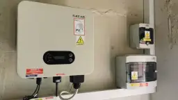 Jak bezpiecznie podnieść napięcie na falowniku Sofar i uniknąć problemów z systemem