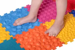 Mata sensoryczna ortopedyczna: Jak zadbać o zdrowe stopy dziecka?