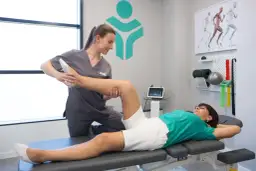 Lekarz rehabilitacji: Kiedy pomoże i czym różni się od fizjoterapeuty?