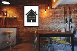 Obrazek z napisem "Wolnoć Tomku w swoim domku wiersz" na tle ceglanej ściany, obok nart i stołu z krzesłami.