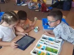 Zajęcia z robotyki w przedszkolu: jak rozwijają dziecięce umiejętności