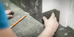 Jak położyć cokół z płytek na schodach i uniknąć najczęstszych błędów