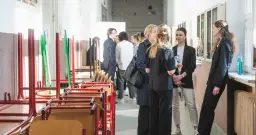 Pełnoletni uczeń: Czy możesz sam zwolnić się z lekcji? Poznaj prawa!