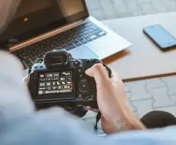 Jak zgrać zdjęcia z aparatu na laptopa bez problemów i frustracji