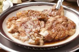 Soczysta karkówka z sosem sojowym i ketchupem, gotowa do grillowania.