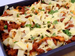 Szybka zapiekanka z makaronem penne i mięsem mielonym na obiad