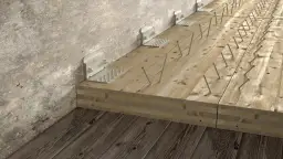 Wzmocnienie belek drewnianych stropu za pomocą metalowych kątowników i wkrętów.