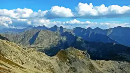 Majestatyczne Tatry, skaliste zbocza i ostre szczyty. Widok z szlaku na Zawrat zapiera dech w piersiach.