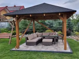 Zabudowa altany: materiały, typy, montaż i prawo. Inspiracje.