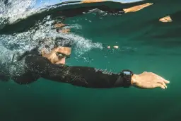 Idealny zegarek do pływania: przewodnik po funkcjach i modelach