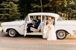 Jakie auto do ślubu wybrać, aby zachwycić gości i czuć komfort?