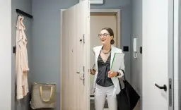 Czy właściciel mieszkania może zakazać przyjmowania gości? Sprawdź prawa najemcy