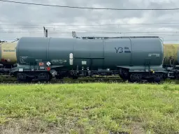 Szary wagon-cysterna z logo УЗ, gotowy do transportu. Ile wagonów można przewieźć do Niemiec? Zależy od ładunku i przepisów.