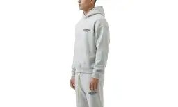 Szary komplet Essentials z kapturem i spodniami dresowymi. Zastanawiasz się, ile waży bluza Essentials? Jest lekka i wygodna.