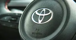 Logo Toyoty na kierownicy samochodu z napisem SRS AIRBAG.
