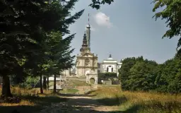 Święty Krzyż: Ile się idzie? Wybierz najlepszą trasę (czas, parkingi)